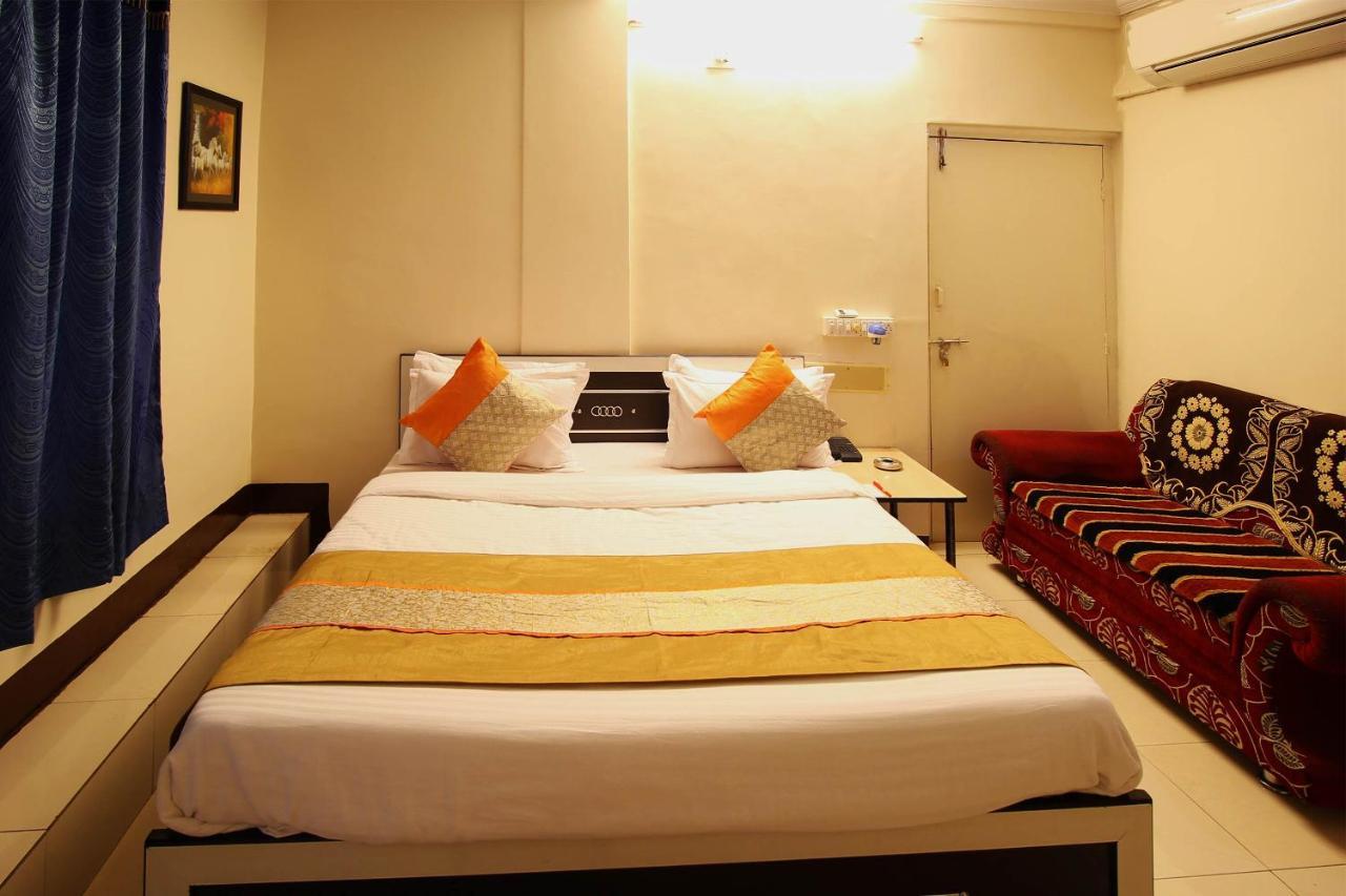 Oyo Hotel Blue Diamond Ahmedabad Eksteriør bilde
